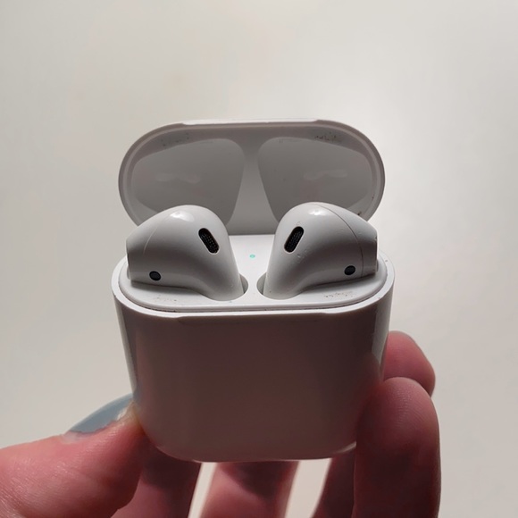Apple AirPods (1st Generation) + Charging Case